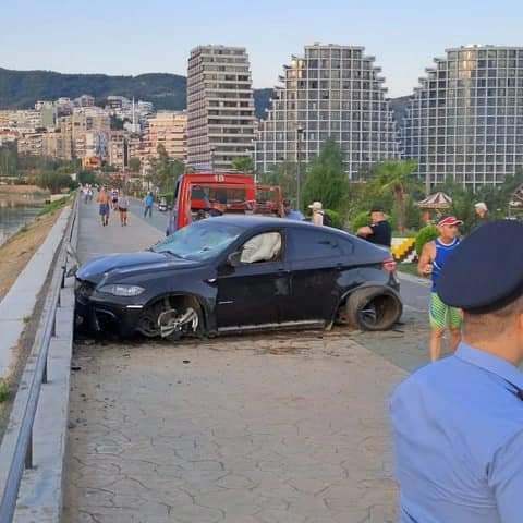 Makina luksoze aksident tek diga Liqenit në Tiranë