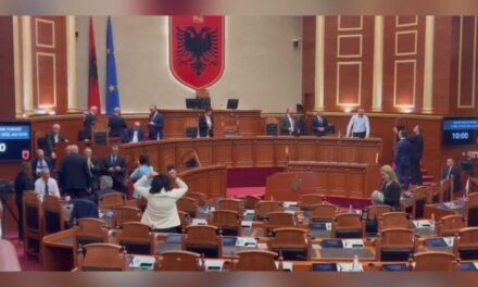 Opozita pengon nisjen e seancës së Kuvendit! Përmbysen karriget e ministrave! Deputetet e Berishës u ‘zaptojnë’ vendet