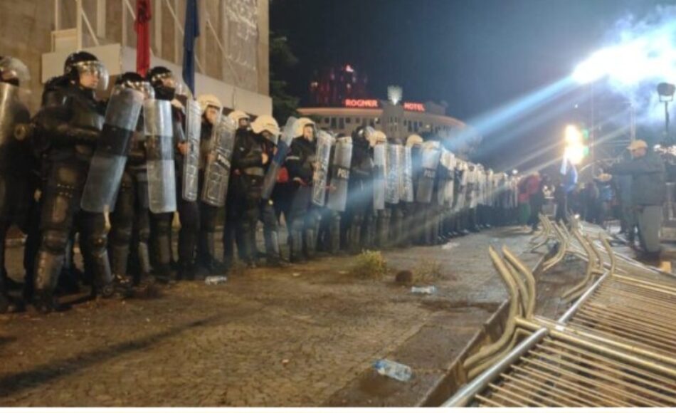 Agravon protesta/ Protestuesit rrëzojnë barrierat para Kryeministrisë, i afrohen kordonit të policisë