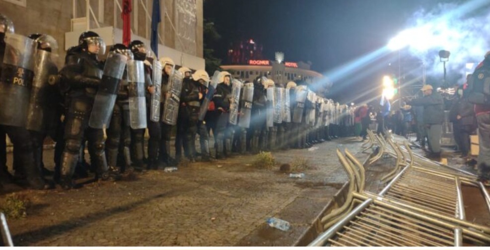 Agravon protesta/ Protestuesit rrëzojnë barrierat para Kryeministrisë, i afrohen kordonit të policisë