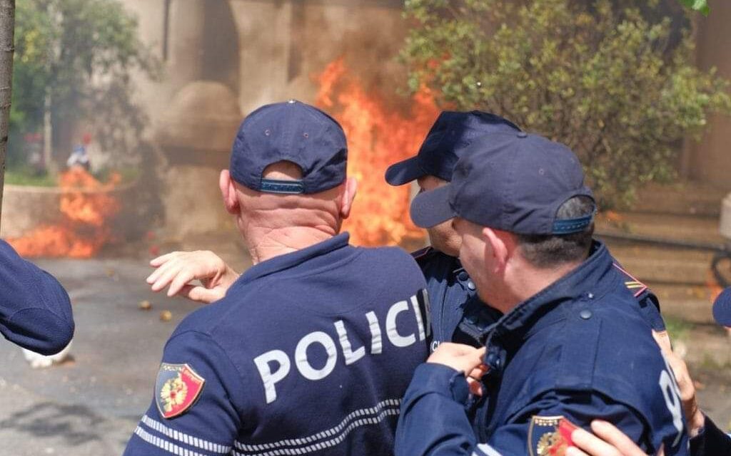 Kaos para Bashkisë Tiranë, protestuesit përplasen me policinë, hedhin molotov drejt godinës