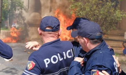 Kaos para Bashkisë Tiranë, protestuesit përplasen me policinë, hedhin molotov drejt godinës